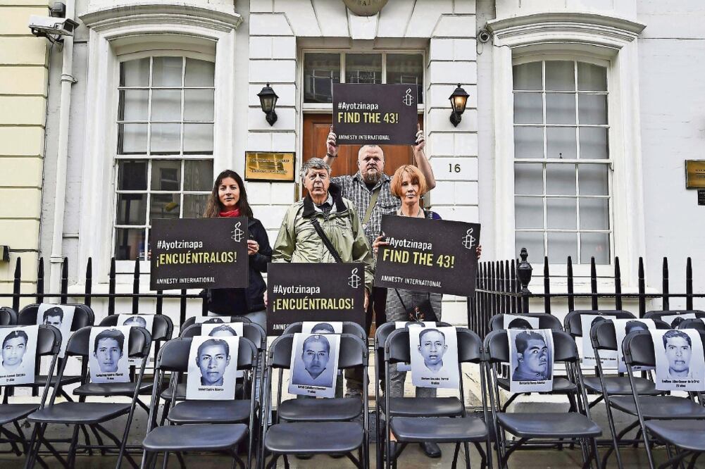 Miembros de Amnistía Internacional se manifestaron ante la embajada de México en Londres, Reino Unido (ANDY RAIN. EFE)