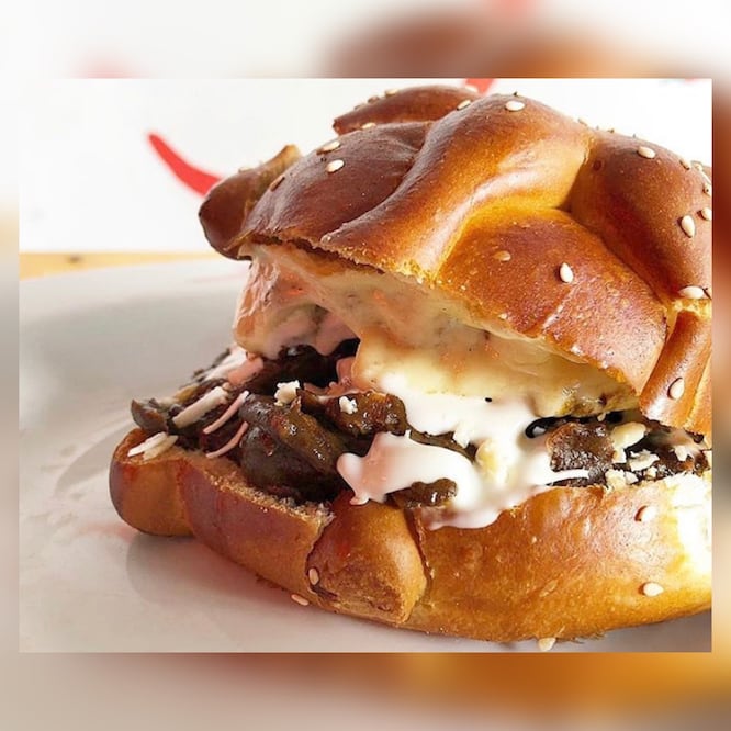 Para crear este platillo se emplea pan de muerto de ajonjolí / Foto: instagram ChilaquilDelValle