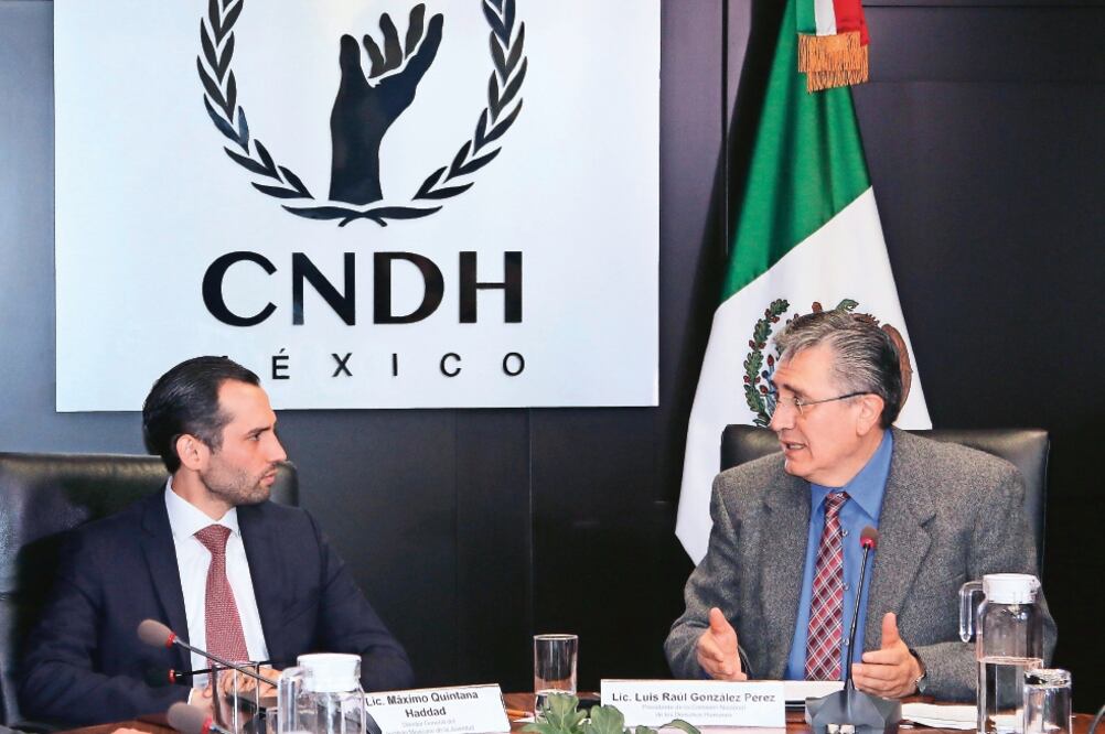 Máximo Quintana Haddad, titular del Imjuve, y el presidente de la CNDH, Luis Raúl González Pérez, durante la firma del convenio de colaboración entre las dos instituciones. (ESPECIAL)