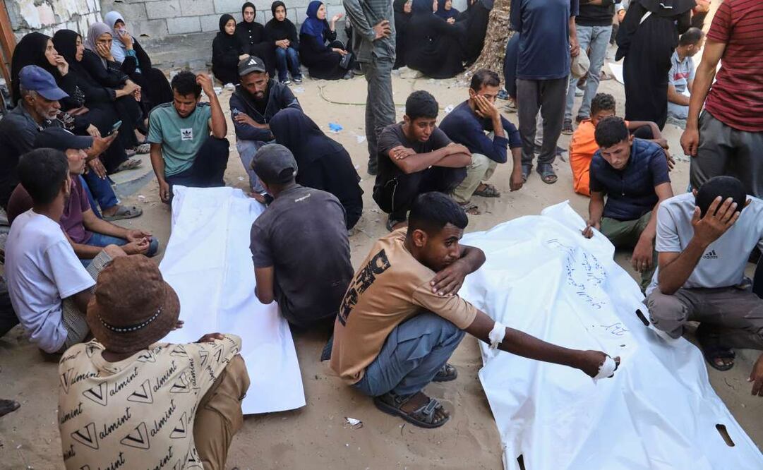 Familiares de palestinos asesinados en un centro de distribución de ayuda de la Fundación Humanitaria de Gaza, una organización respaldada por Estados Unidos y aprobada por Israel. Foto: AP