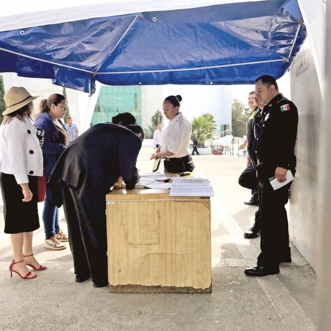 Antes de entrar a la sala de juicios, las madres de las presuntas víctimas de los feminicidas tuvieron que registrarse en el penal de Chiconautla. (REBECA JIMÉNEZ. EL UNIVERSAL)