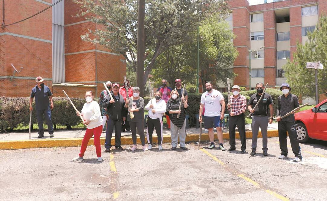 En Las Marinas, Metepec, se protegieron luego de un intento de robo en la colonia Lázaro Cárdenas. Foto: Alma Ríos/ El Universal.