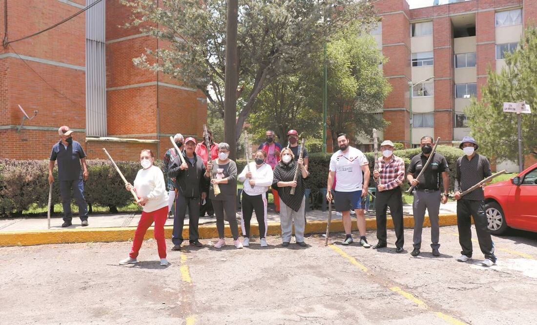 En Las Marinas, Metepec, se protegieron luego de un intento de robo en la colonia Lázaro Cárdenas. Foto: Alma Ríos/ El Universal.