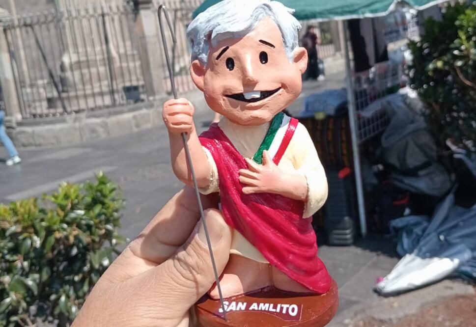 “San AMLITO”, afirman que es “el santo del pueblo”, la figura es vendida frente a la Catedral Metropolitana. Foto: Carlos Odín / EL UNIVERSAL