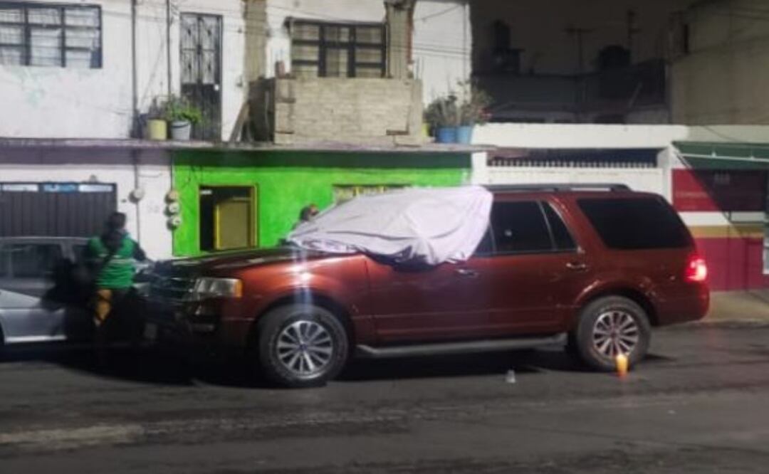 Foto: Especial/El Universal/ Al lugar arribaron peritos de la fiscalía capitalina quienes hicieron el levantamiento del cuerpo