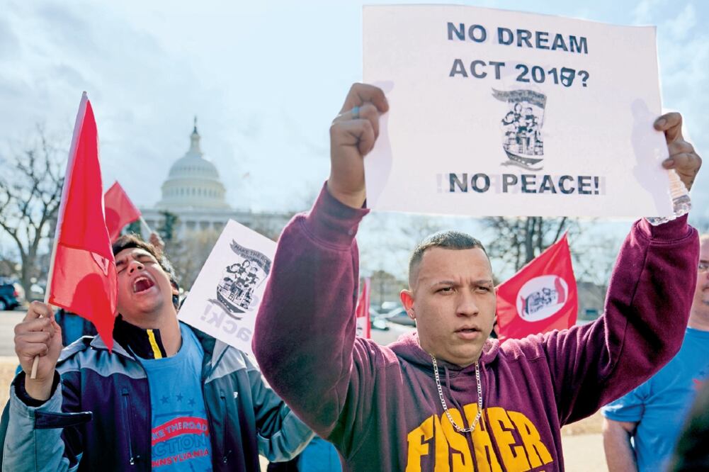 Activistas se manifestaron ayer en Nueva York, al cumplirse un año del veto migratorio emitido por el gobierno de Donald Trump. (AFP)