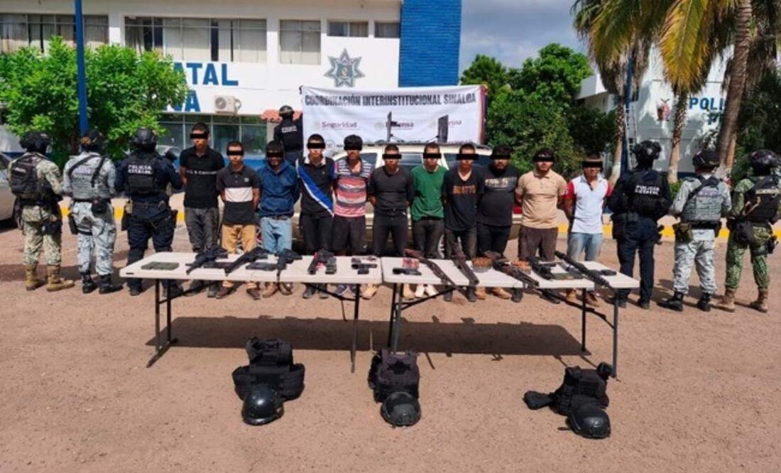 En un patrullaje de vigilancia y reconocimiento terrestre cerca del poblado del Canal Balbuena, en Navolato, se localizó a once personas del sexo masculino armados, los cuales fueron detenidos.
Foto: Especial.