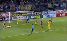 La desafortunada falla frente al arco de la 'Hormiga' González en su debut con Olympiacos