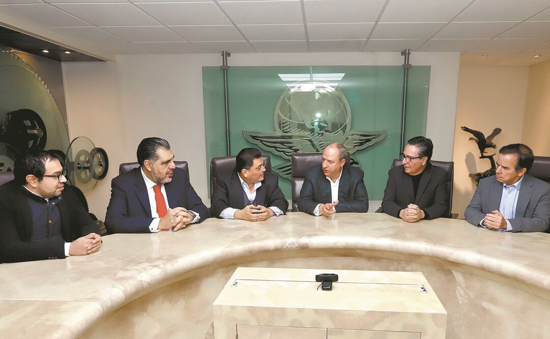 El licenciado Juan Francisco Ealy Lanz Duret (tercero de der. a izq.) en la reunión de trabajo con el equipo editorial. Foto: Berenice Fregoso / EL UNIVERSAL