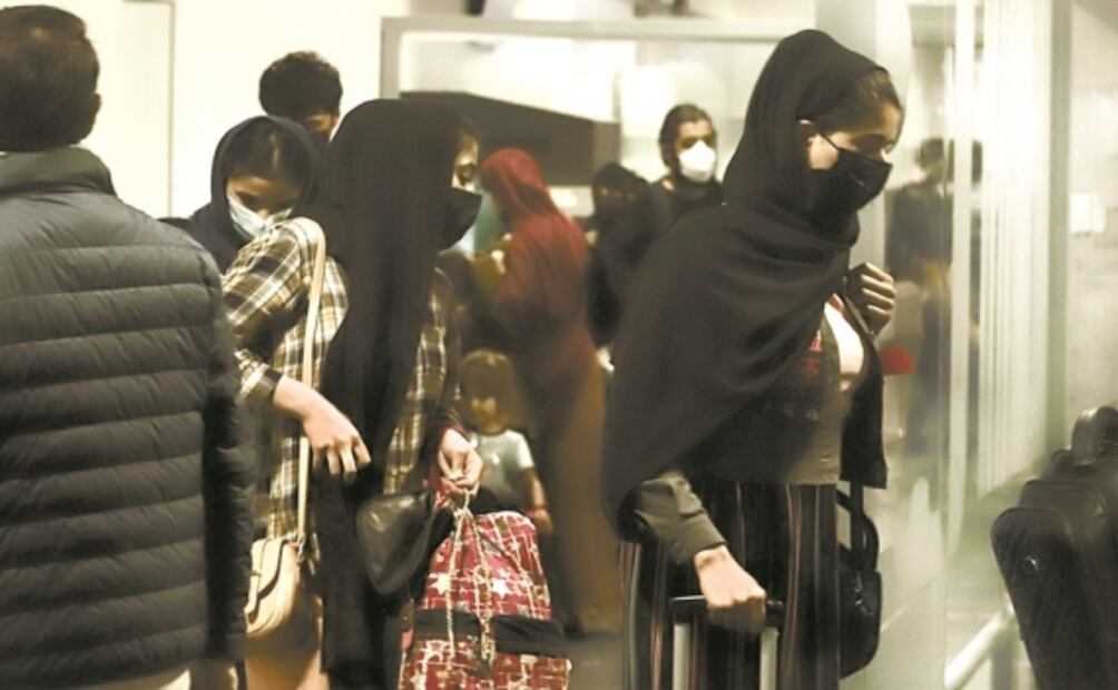 Arriba grupo de 130 afganos a México