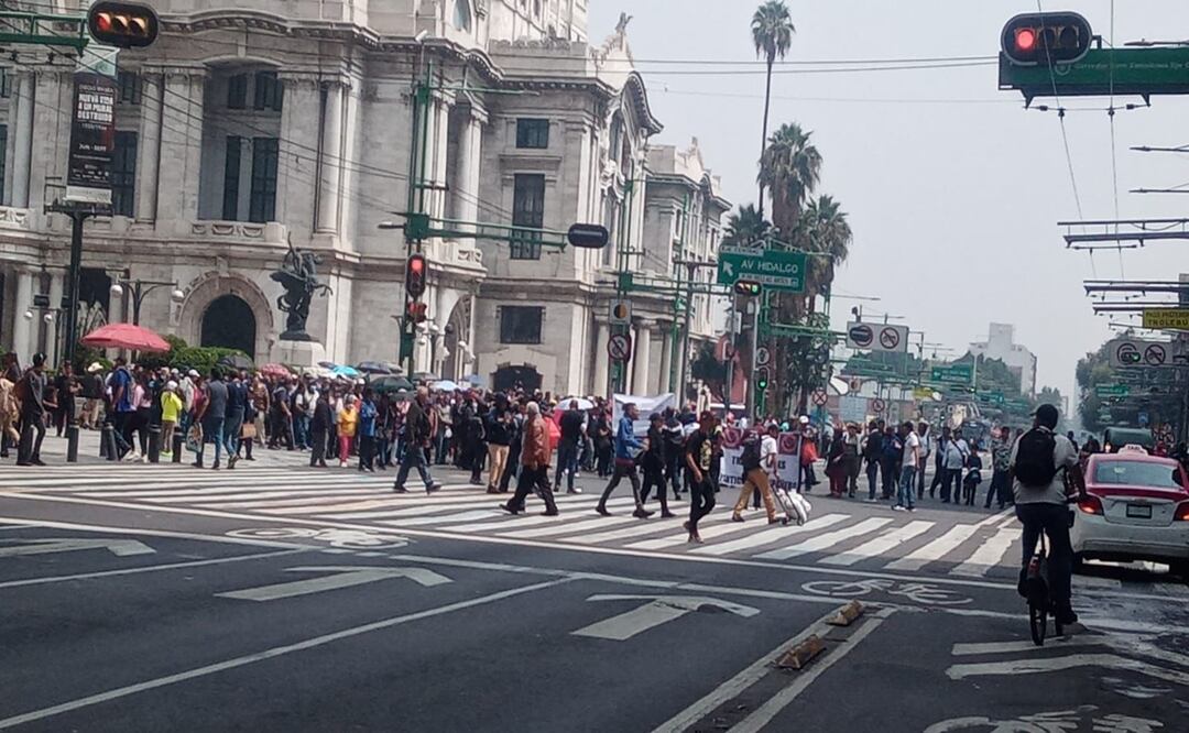 Ex trabajadores de Ruta 100 bloquean Eje Central y marchan al Zócalo exigiendo pago de finiquito. Foto: Especial