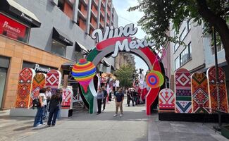 Centro histórico se prepara para el 15 de septiembre; colocan arcos decorativos con motivos mexicanos