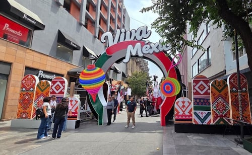 Centro histórico se prepara para el 15 de septiembre; colocan arcos decorativos con motivos mexicanos
