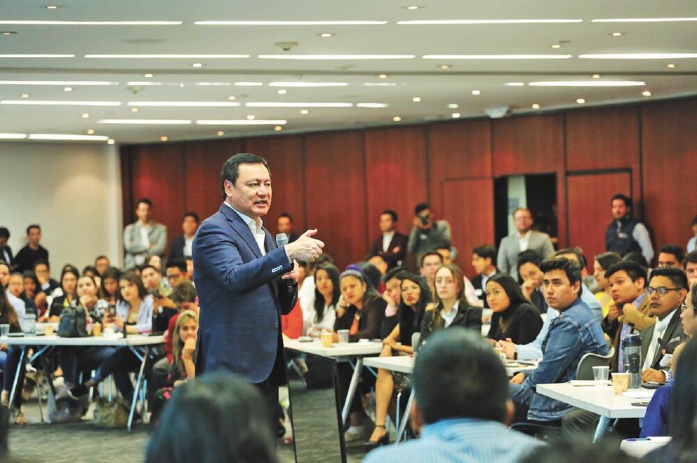 El priista Miguel Ángel Osorio Chong con jóvenes de la Escuela de Políticos. Foto: ESPECIAL