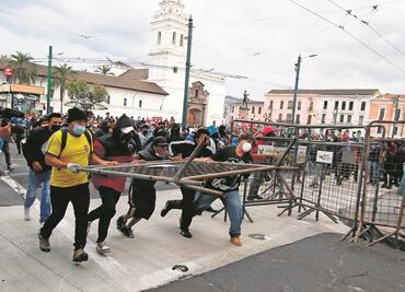 Chocan policías y opositores a Lasso en Quito