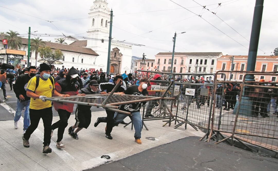 Manifestantes retiran una valla en una protesta contra las políticas del gobierno de Guillermo Lasso, en Quito. Foto: Carlos Noriega. AP