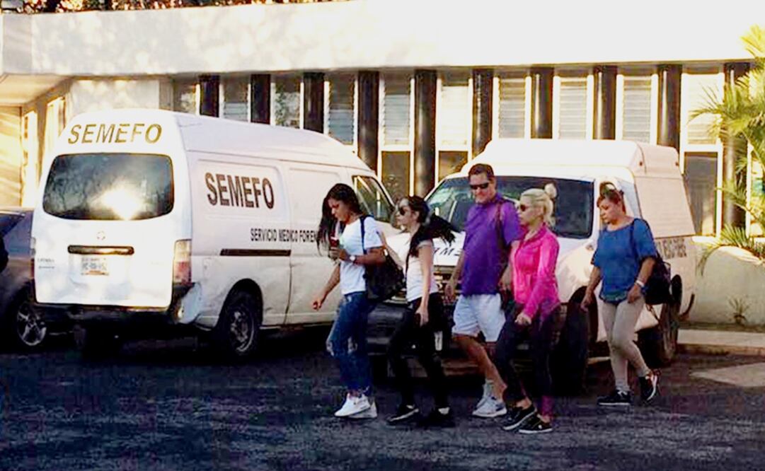 Las madres de las jóvenes enfrentaron una escena escalofriante al entrar a las planchas del Servicio Médico Forense para reconocer a sus hijas (FOTO: CUARTOSCURO)