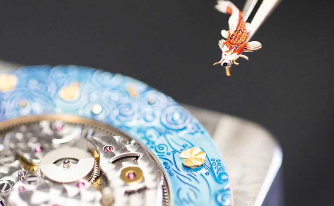 Siete personas realizan esmaltes, grabados y otras artes aplicadas en los talleres de Jaquet Droz.