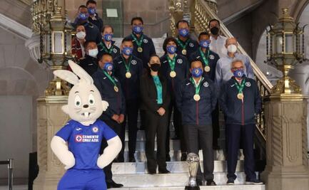 Sheinbaum recibe a miembros de Cruz Azul tras noveno título