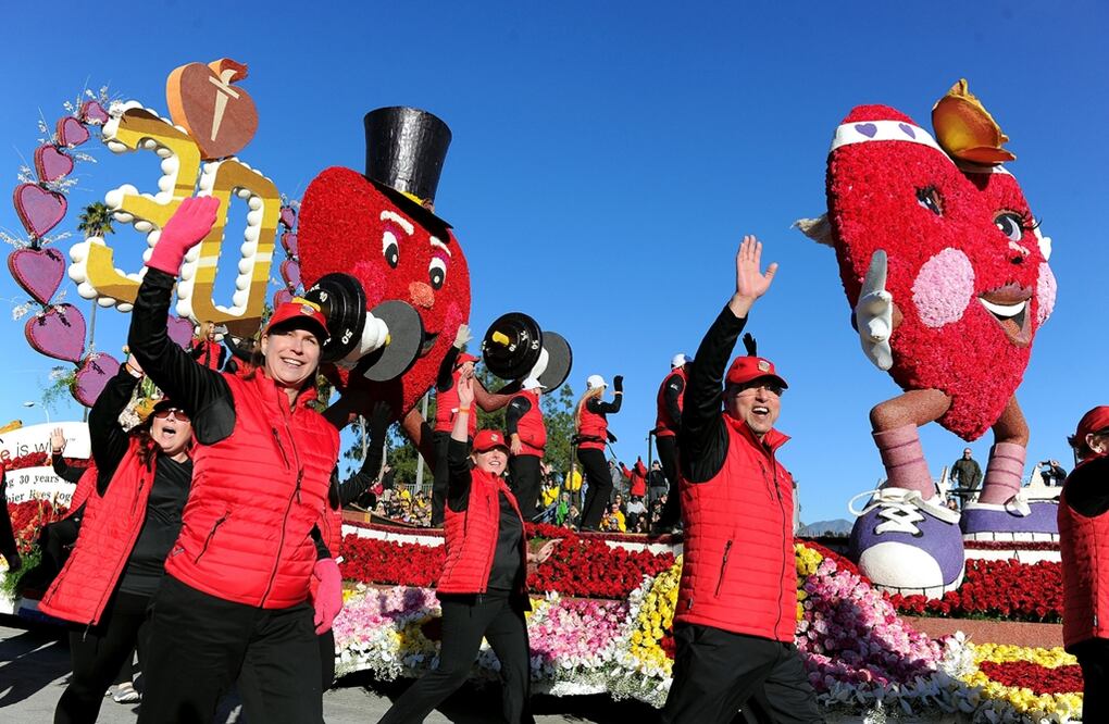 Miles de personas participaron en el tradicional Desfile de las Rosas que se llevó a cabo en Pasadena, California. Foto AP