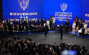 El presidente Abelardo de la Espriella presta juramento ante el presidente del Senado, Honorio Henríquez, durante su toma de posesión en Cali, Colombia (07/08/2026). Foto: AP