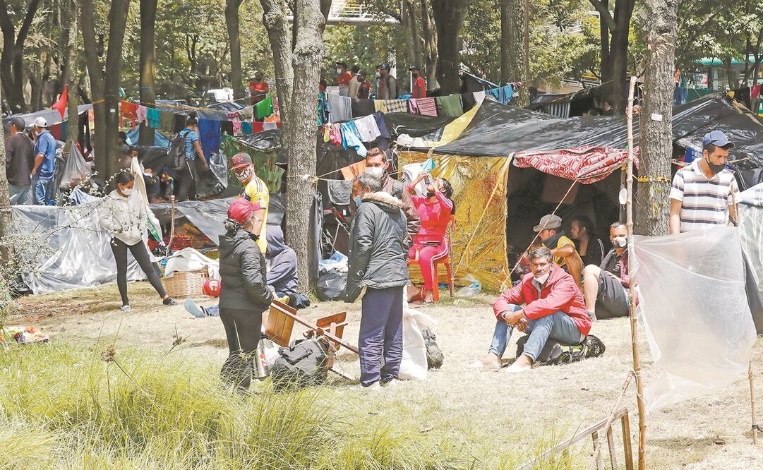 Venezolanos en un campamento en el separador de la autopista norte en Bogotá, Colombia, en junio de 2020. Foto: Mauricio Dueñas Castañeda. EFE