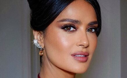 Salma Hayek luce hermoso bikini amarillo con detalles fruncidos