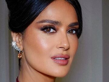 Salma Hayek luce hermoso bikini amarillo con detalles fruncidos