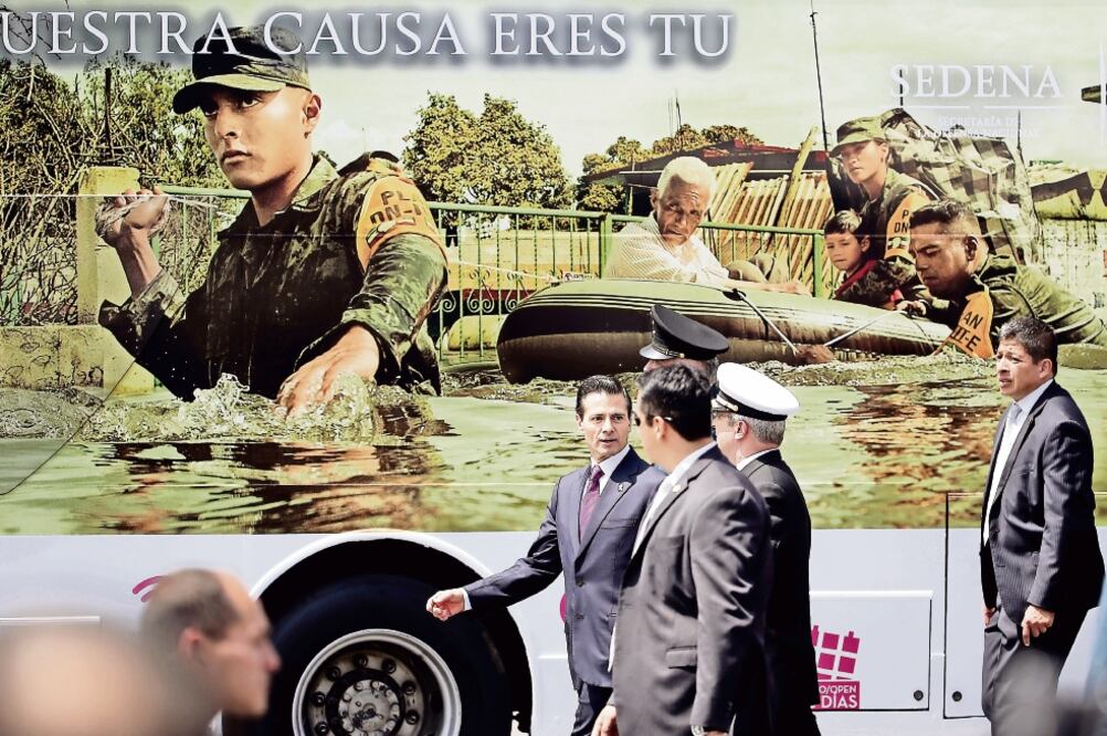 En el Zócalo capitalino, acompañado por los secretarios de la Defensa Nacional, Salvador Cienfuegos, y de la Marina, Francisco Vidal Soberón, el preside nte Enrique Peña Nieto aseguró que integrantes de las Fuerzas Armadas (ALEJANDRO ACOSTA. EL UNIVERSAL)