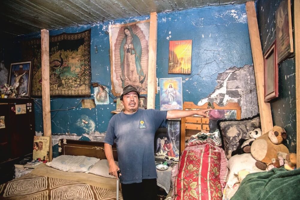 Tirso González, habitante de la colonia Santa Martha Acatitla y cuya vivienda está catalogada de riesgo alto por los daños del sismo, lamenta que las autoridades de la delegación sólo lo han apoyado con siete polines que sostienen su cuarto. YADÍN XOLALPA