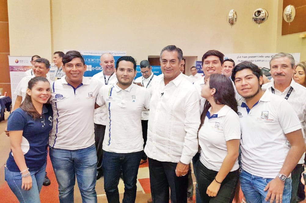 El Bronco (al centro) se reunió con jóvenes en la presentación de la Jornada Nacional del Notariado Mexicano (CORTESÍA)