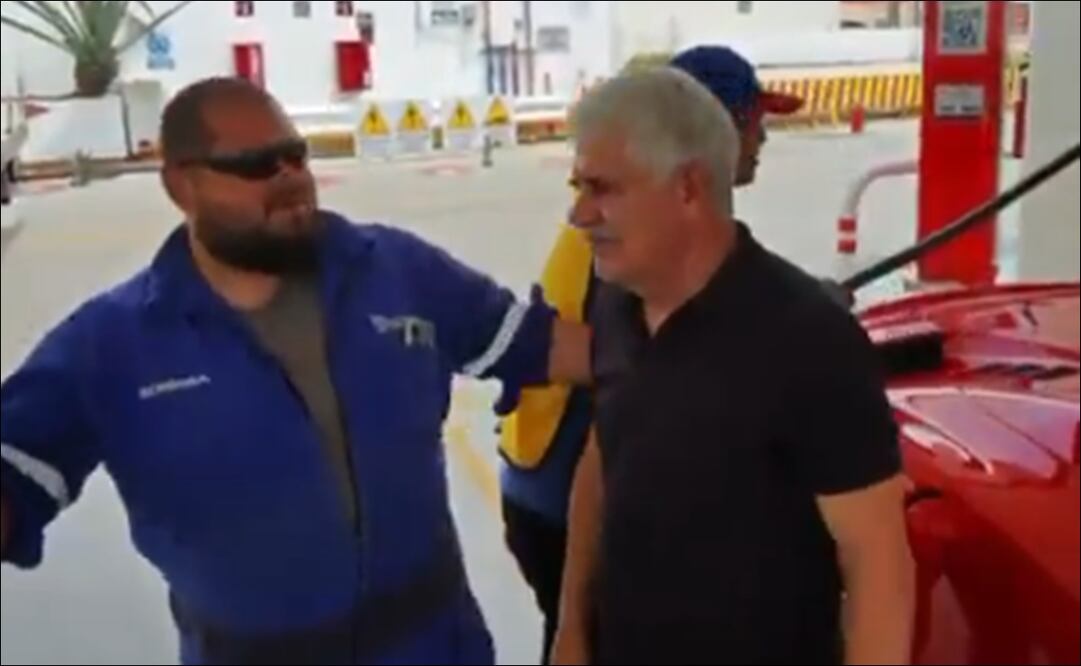 El Tuca Ferretti le confiesa a un aficionado por qué no tomó la dirección técnica del Monterrey / Foto: Especiales