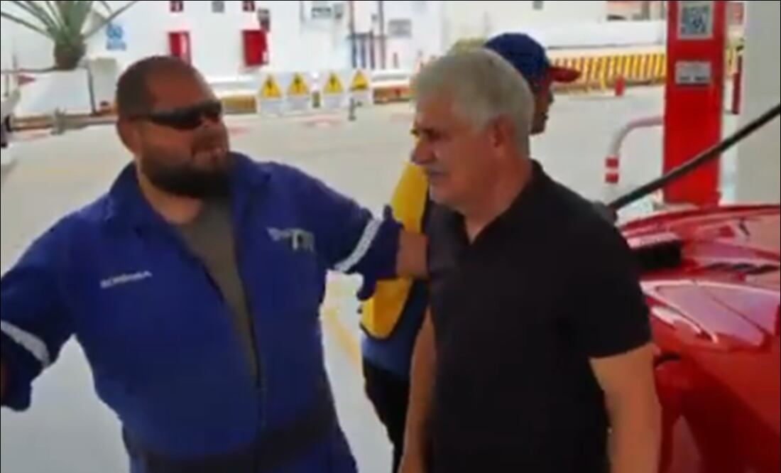 El Tuca Ferretti le confiesa a un aficionado por qué no tomó la dirección técnica del Monterrey / Foto: Especiales