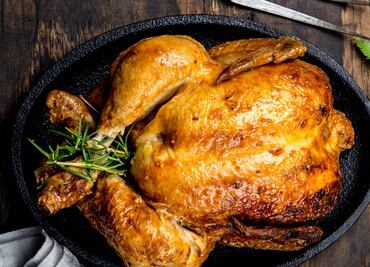 Prepara el mejor pollo navideño, jugoso y crujiente