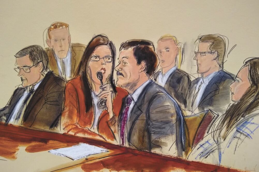 Un dibujo de la Corte Federal de Brooklyn, Nueva York, en el que se ve a El Chapo escuchar a su intérprete traducir la sentencia que se le impuso. Foto: ELIZABETH WILLIAMS. AP