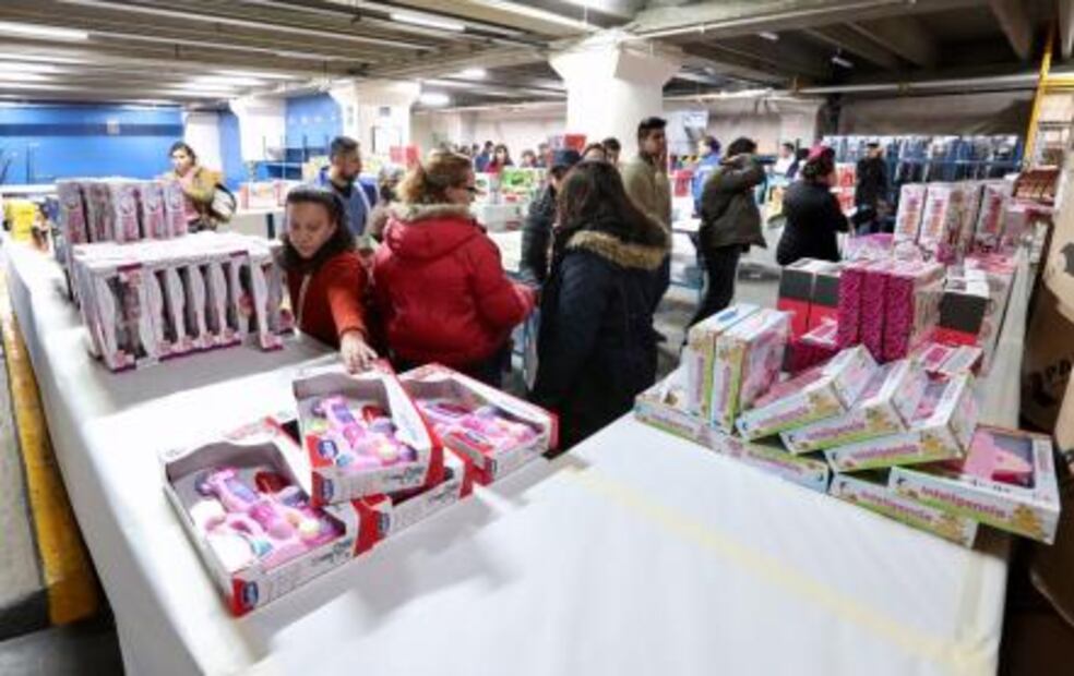 Reyes Magos dan regalos a hijos de voceadores de EL UNIVERSAL