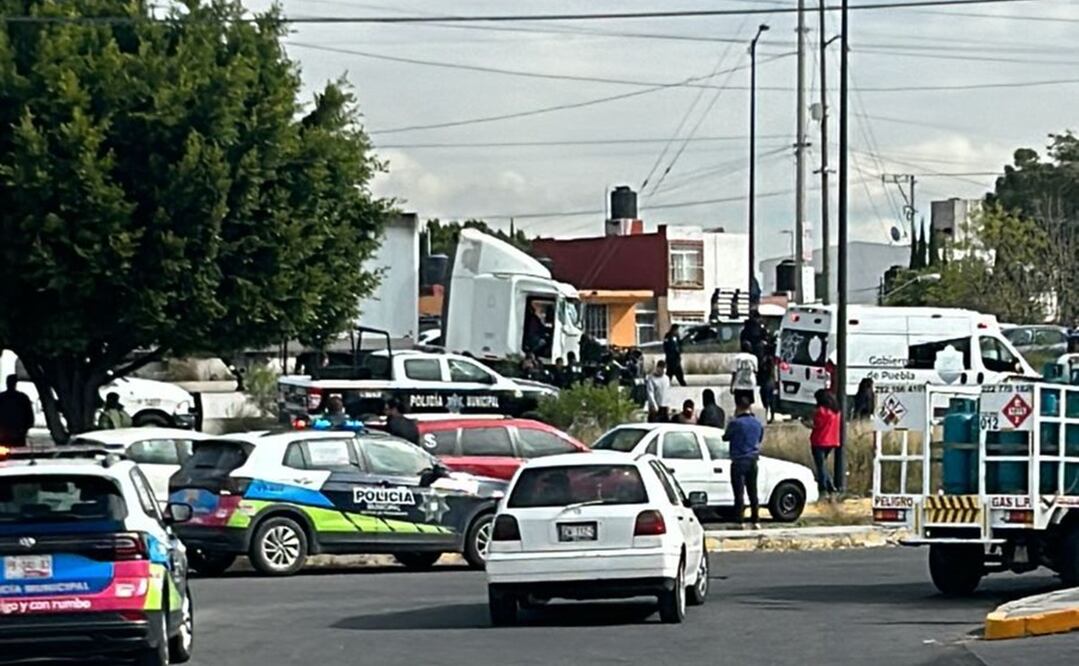 El conductor del tráiler robado embistió tres vehículos y provocó que una patrulla, la cual se le atravesó, volcara a la altura del fraccionamiento Los Héroes. Foto: Especial