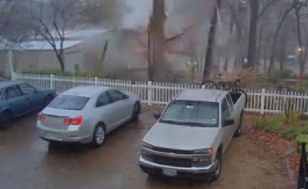 En la reproducción, se aprecia que el rayo cae y destruye el árbol. Foto: Archivo
