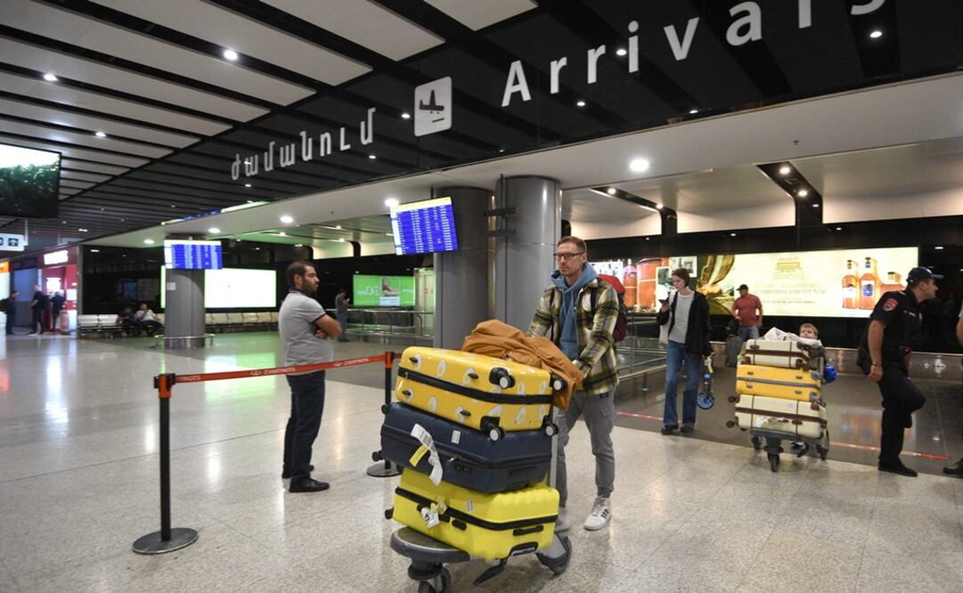 Los rusos llegan al aeropuerto Zvartnots de Ereván. Foto: AFP