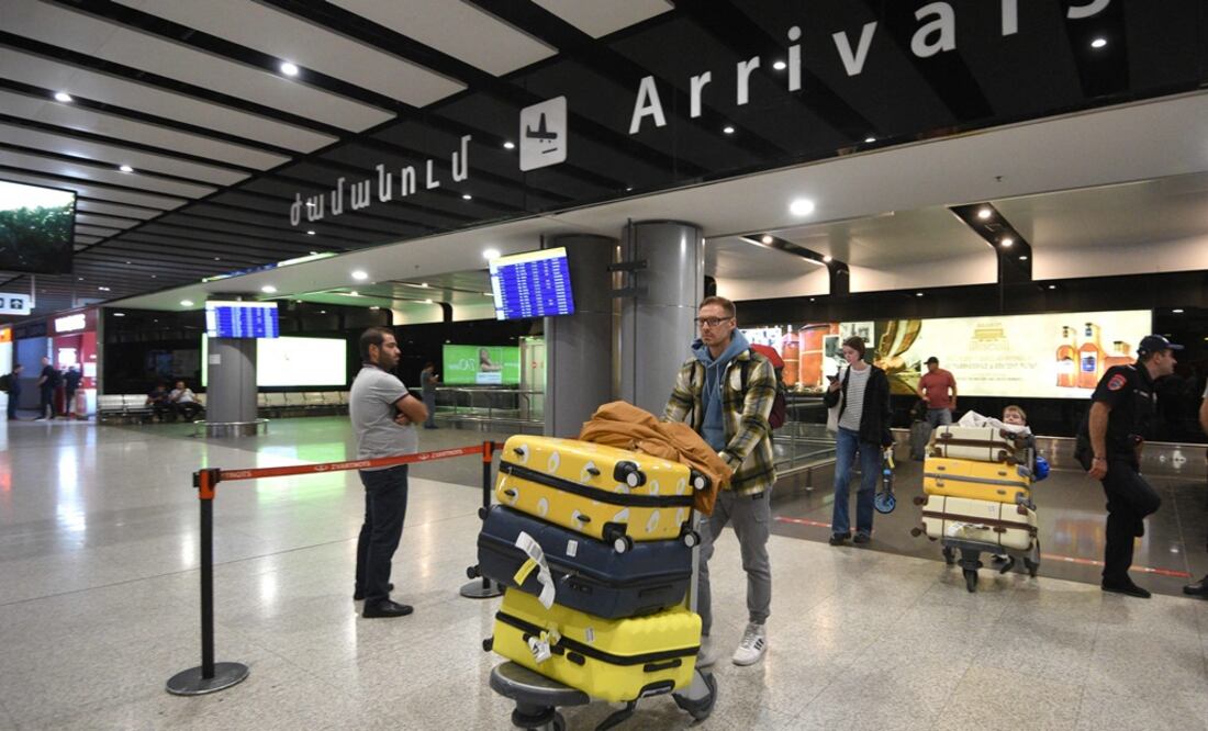Los rusos llegan al aeropuerto Zvartnots de Ereván. Foto: AFP