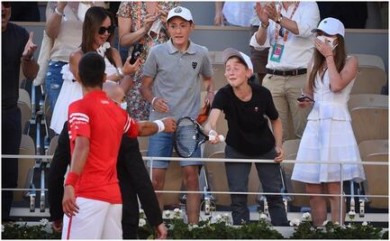 Djokovic regala raqueta a niño mexicano tras ganar Roland Garros 