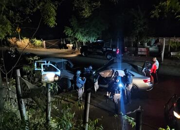 Ataque armado a dos jóvenes provoca persecución y choque en carretera a Imala en Culiacán; una familia resulta lesionada