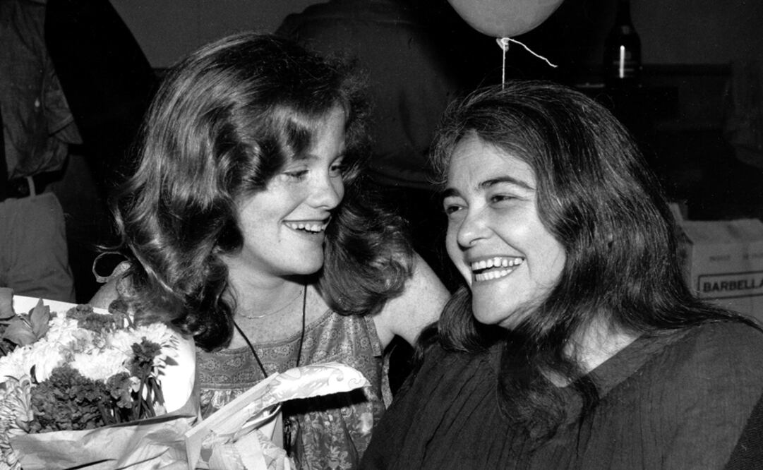 Kate Millett (derecha) ríe durante una fiesta de cumpleaños sorpresa para su sobrina, Kristan Vigard, en Nueva York en una fotografía de archivo del 21 de mayo de 1979. Foto: AP