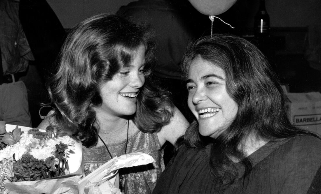 Kate Millett (derecha) ríe durante una fiesta de cumpleaños sorpresa para su sobrina, Kristan Vigard, en Nueva York en una fotografía de archivo del 21 de mayo de 1979. Foto: AP