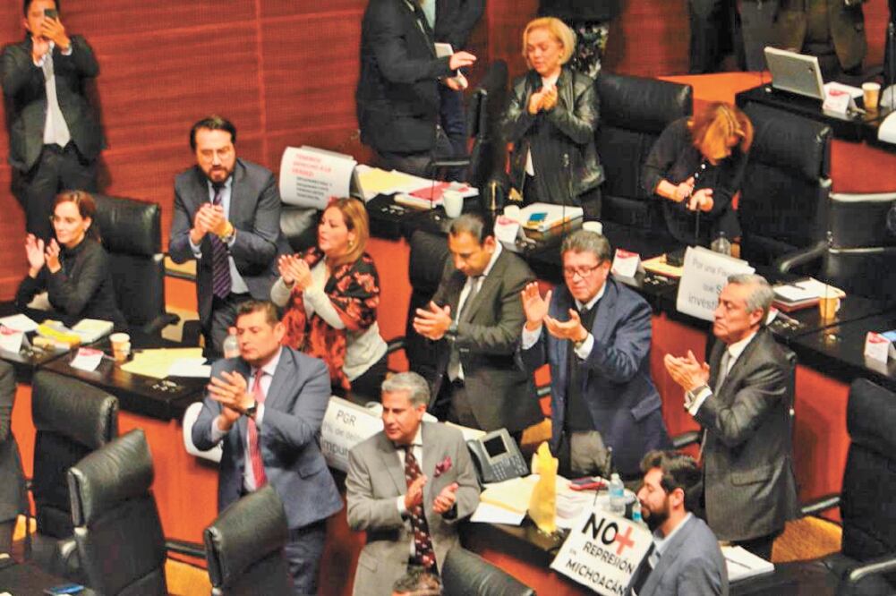 En el salón de plenos, senadores de Morena y de partidos de oposición se confrontaron durante casi 10 horas por la Ley Orgánica de la Fiscalía. (TOMADA DE TWITTER)