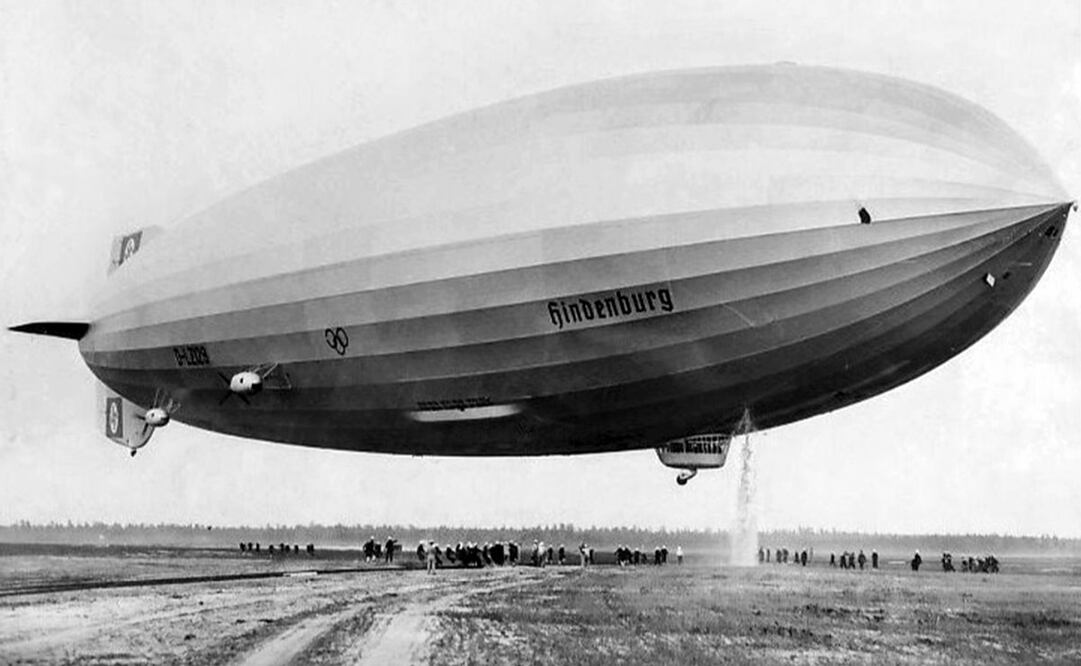 Fotografía del Hindenburg después de su primer viaje trasatlántico. Como parte de sus maniobras de aterrizaje, el dirigible debía liberar hidrógeno, como se ve en la parte inferior derecha de la imagen. Algunos testimonios aseguraron que el hidrógeno fue el culpable de la explosión en 1937. Foto: AP/Oakland Tribune/Wikimedia Commons.