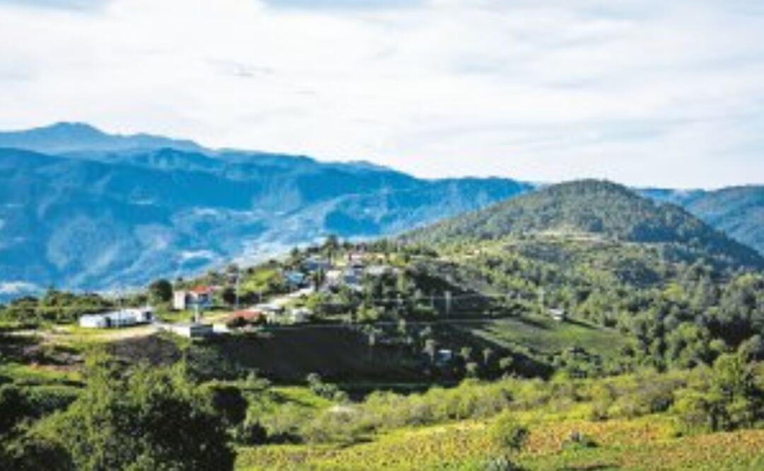 En el lugar todavía se aprecia maquinaria que fue abandonada por las personas que buscaban el mineral en esa región Mixteca.