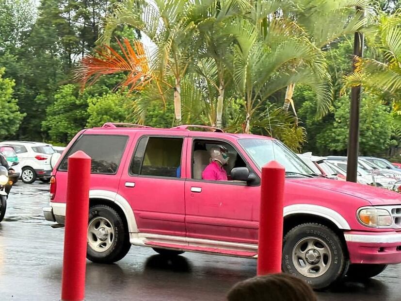 La "Barbie rescatista" de lomitos causó furor en internet. Foto: Facebook