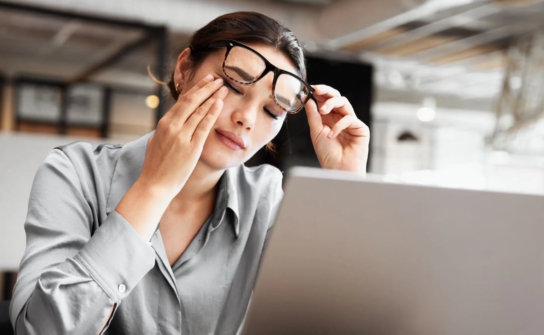 De acuerdo con especialistas en salud ocular, la exposición prolongada a dispositivos electrónicos genera una tensión muscular significativa.
Foto: Pixabay