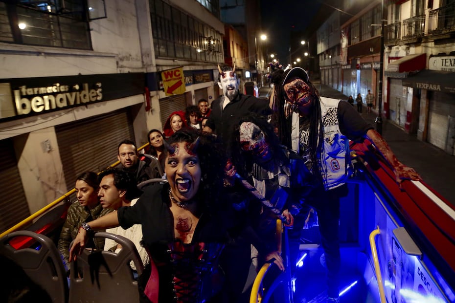 El recorrido en el Turibús del Terror se ambienta con personajes de miedo. Foto: Turibús